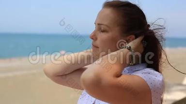 肖像<strong>生活</strong>方式白人妇女在海滩上，健康的<strong>生活</strong>方式和<strong>娱乐</strong>的概念。