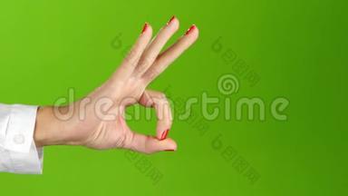 女孩的手显示手势手指<strong>好</strong>的，<strong>好</strong>的，<strong>好</strong>的。 工作室