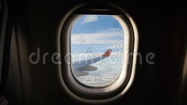 从喷气式飞机的窗户看到的土地。 飞机缓慢降落