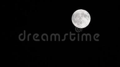 夜间逆月喷气式飞机降落，底部观景