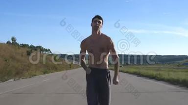 冲刺跑步者在高速公路上慢跑。 男子体育运动员夏季户外训练。 年轻强壮肌肉男