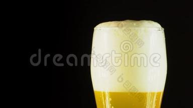 在装有水滴的杯子里喝冷光啤酒。 快来点啤酒。 旋转360度。 4KUHD视频3840x2160.. 有很多