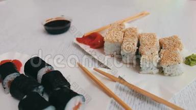 日本料理<strong>寿司</strong>-有三文鱼、粉姜、青芥末和白色盘子上的<strong>酱油</strong>