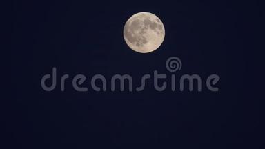 夜间逆月喷气式飞机降落，底部观景