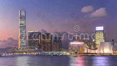 香港，中国天际线全景与摩天大楼<strong>日夜</strong>横跨维多利亚港时间推移。