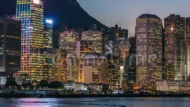 香港，中国天际线全景与摩天大楼<strong>日夜</strong>横跨维多利亚港时间推移。