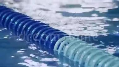 游泳池的塑料<strong>车道</strong>。 比赛游泳池蓝色<strong>车道</strong>