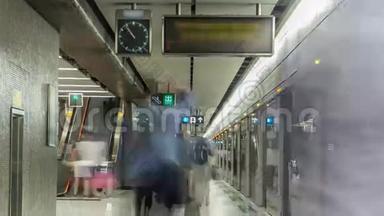 香港中环地铁火车站内部时间。 港铁是香港最受欢迎的<strong>交通工具</strong>