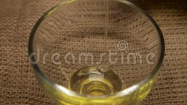 <strong>葵花籽</strong>油在玻璃碗中特写..