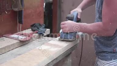 用木头做的物体的构造.. 用工具加工木板.. 人造工，在工作台上工作