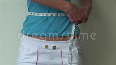 女人测量腰围