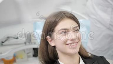 牙科诊所牙医椅上一个年轻漂亮女孩的肖像。 医学，<strong>健康</strong>，<strong>口腔</strong>医学理念.. 牙医
