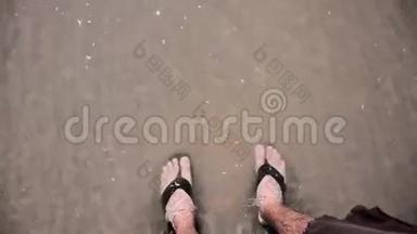 双脚踩在沙滩上，浑身是水