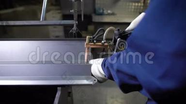 采用机械化手工进行金属点焊。 Muzhchina在一家金属工厂工作，它的工作地点