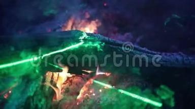 绿色激光慢动作视频中的火焰和烟雾