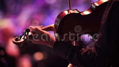 音乐会，音乐家手拉小提琴，反向特写镜头