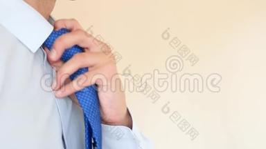 一个商人脱下蓝色领带，解开衬衫上的<strong>扣子</strong>。 叹息。 4k，慢动作，超级特写