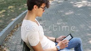 城市公园的年轻人使用电子书阅读器