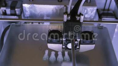 实验室工作期间的三维打印机，三维塑料打印机，三维打印