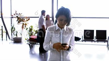 在<strong>通勤</strong>者相互交流时使用手机的女人