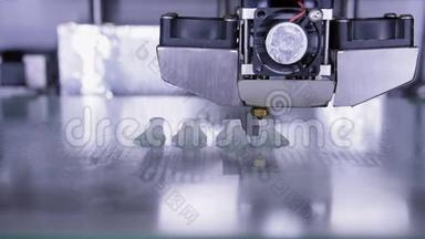 实验室工作期间的三维打印机，三维塑料打印机，三维打印