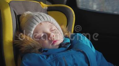 幼儿男孩在汽车上睡在<strong>儿童安全</strong>座椅上。
