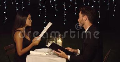年轻浪漫的情侣在看菜单
