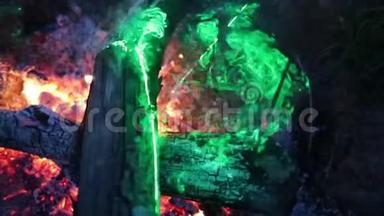 绿色激光慢动作视频中的火焰和烟雾