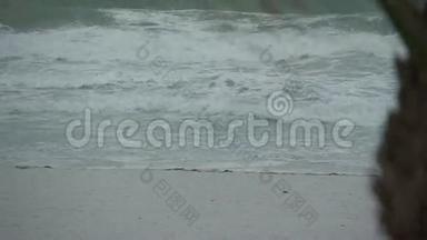 暴风<strong>雨来</strong>临时海滩上的场景（6个中的2个）