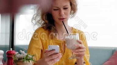 一位年轻漂亮的女士在咖啡馆喝着冰沙