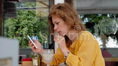 一位年轻漂亮的女士在咖啡馆喝着冰沙