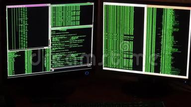 黑客分析数据的计算机监视器的特写镜头。 黑客入侵网络系统