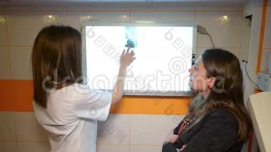 病人在看医生的x射线图像