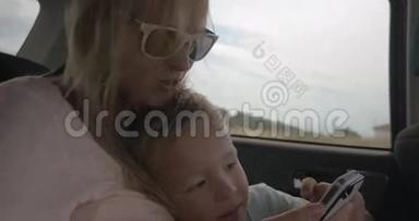母亲和儿子在乘车期间使用手机