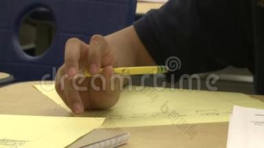 语法学校学生用铅笔写作（3分中的2分）