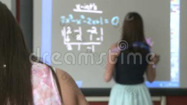 学生在教室前面的黑板上做数学题（2/2）