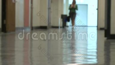 一个学生走在走廊上（2/3）