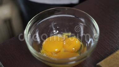 烘焙原料，新鲜的有机鸡蛋<strong>落入</strong>深玻璃碗中混合