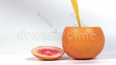 鲜榨果汁倒入葡萄柚中