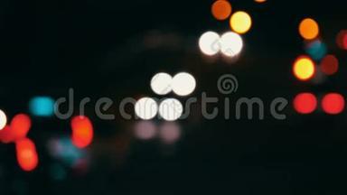 夜间交通散焦.. 光线模糊的地方沿着街道快速移动