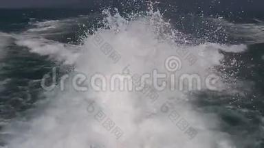 快速游艇船尾迹泡沫的蓝海海浪