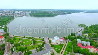 空中<strong>观景台</strong>。 美丽的<strong>城市</strong>景色，堤岸和蓝色的湖泊。 泰诺皮尔。 乌克兰