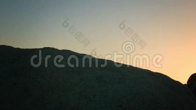 日落时的沙漠巨石