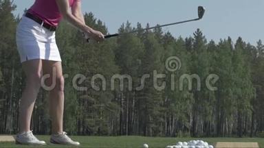 高尔夫球员尝试在发球区的第一次击球。 只有运动员的腿才能被看到