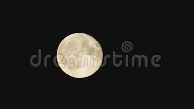 圆圆的满月与浮雕元素迅速上升在黑色的天空