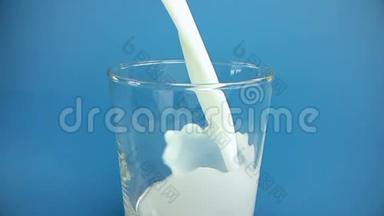 新鲜的白牛奶倒入杯中，在色度键蓝屏背景下拍摄慢动作，饮食健康