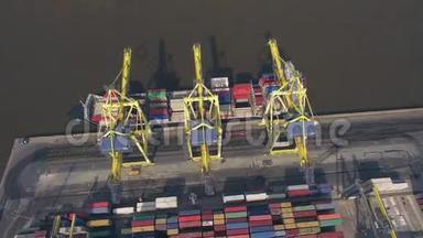 集<strong>装</strong>箱船在港口<strong>卸货</strong>的俯视图