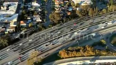 加快洛杉矶高速公路/高速公路/郊区的鸟瞰图