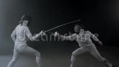 录音室的击剑训练-两个女人在决斗