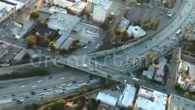 加快洛杉矶高速公路/高速公路/郊区的空中视野-1080